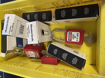 Lock out tag out locks 锁在一个黄色的手提袋里