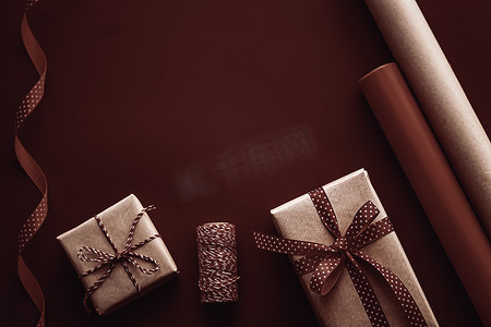 礼品准备、生日和节日礼物赠送、工艺纸和巧克力背景礼盒丝带作为包装工具和装饰品、DIY 礼物作为节日平铺设计