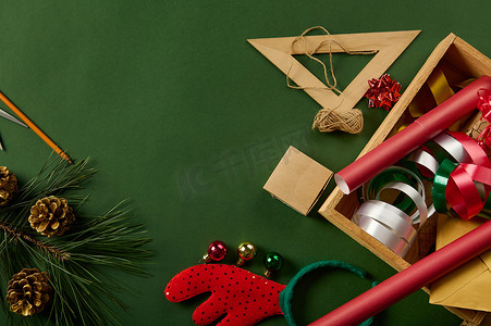 与包装材料的圣诞节背景-包装礼物的装饰纸和丝带。