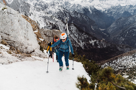 攀登雪山的登山者，背景中山峦的景色