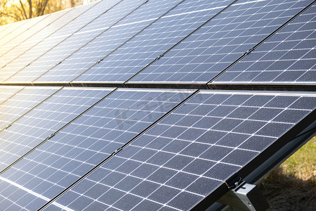 带太阳能电池板的新型生态房屋 传统能源的替代品。