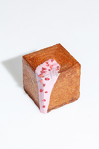 酥皮碎摄影照片_酥皮立方体羊角面包配奶油浆果酱和蜜饯草莓碎