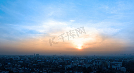 太阳升起在天空和曼谷市。