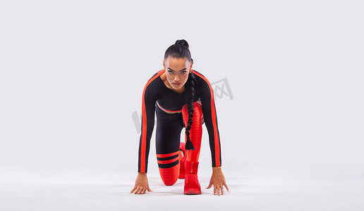 运动健身海报摄影照片_适合运动女子短跑运动员，在白色背景上运行。