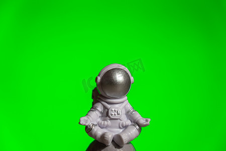 绿色色度键背景上的塑料玩具宇航员模板模拟复制空间。