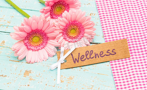 带有美丽粉色花朵装饰的健康、Spa 或美容疗法礼品卡