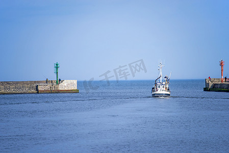 灯塔海边摄影照片_乌斯特卡，波兰海港入口