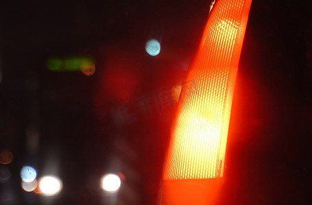 一辆客车的停车信号灯在夜间闪烁着明亮的灯光。