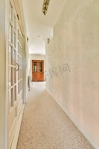 狭窄的走廊摄影照片_有门和灯的狭窄的走廊