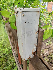 木栅栏上的旧邮箱特写