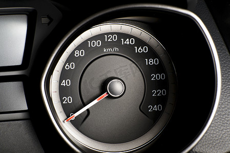 汽车速度计仪表板的碎片，带有仪表组可见符号的转速表，警告灯亮起。