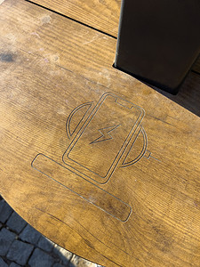 木桌上的公共无线智能手机站