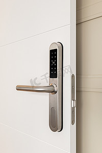 带电子锁的入口白色木门，用于公寓的安全。