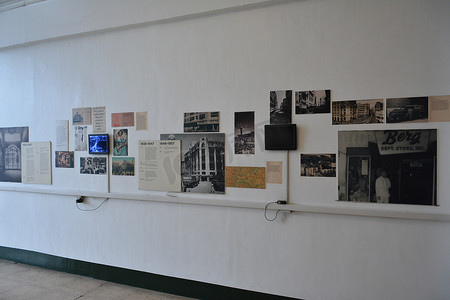 时间地点摄影照片_马尼拉埃斯科塔的第一座联合建筑历史时间轴墙，