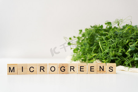 蔬菜豌豆芽，白色背景的微绿色蔬菜，素食健康超级食品。
