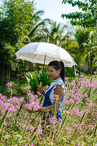 带伞的女孩摄影照片_泰国考艾花田带伞的亚洲女性