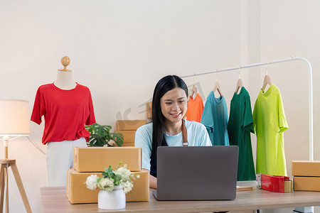 年轻成功的亚洲女性通过开店和网上销售做服装生意。
