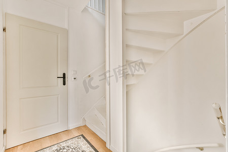 带楼梯和白色门的白色小房间