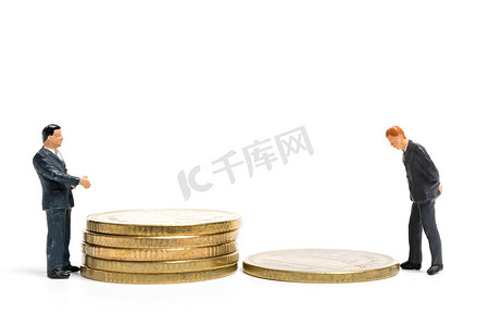 微型人物：站在硬币堆上的商人