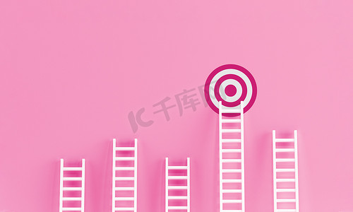 粉色墙壁工作室背景上的粉色阶梯成就。