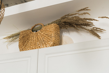 墙绘竹子对花摄影照片_带干花的编织藤篮 — 室内装饰概念