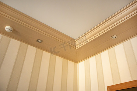客厅的一部分，天花板的墙角，天花板上的木制控制台中安装了 LED 灯