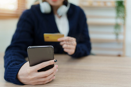 在线购物和互联网支付，亚洲人正在使用他们的信用卡和手机在线购物或在数字世界中处理差事。