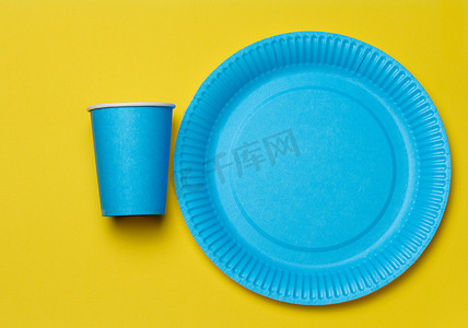 用于野餐的圆形一次性蓝纸盘和杯子，可回收垃圾，顶视图