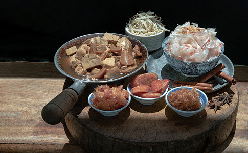 中式蒸宽米粉配红烧肉、豆腐、甜酱油脆鱿鱼和豆芽、香肠切片、炸虾米和泡菜萝卜配泡椒。