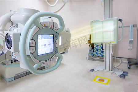 带显示器的 X 射线发生器管或带 Bucky 支架的 X 射线通用设备在放射科。现代医疗设备在医院。