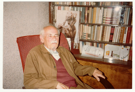 复古照片显示男人坐在扶手椅上，大约 1980 年代。