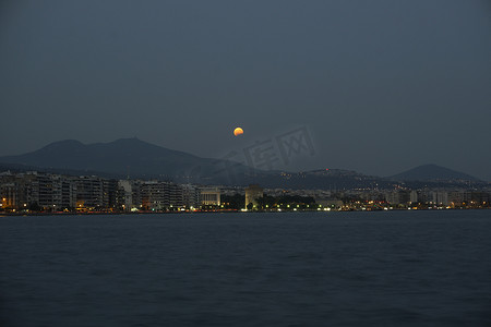 八月满月在塞萨洛尼基，希腊江边。