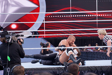 传奇之战：擂台上的 Triple H 和 Sting Lock Horns