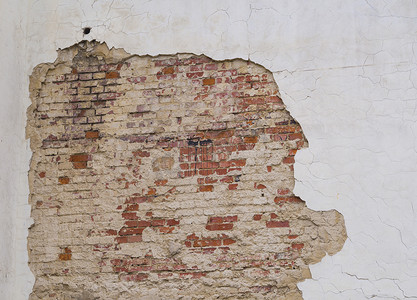 白色开裂的墙壁，上面有剥落的石膏，上面有红砖格朗基风格的复古背景