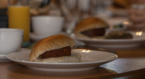 三明治摄影照片_午餐桌上典型的荷兰三明治