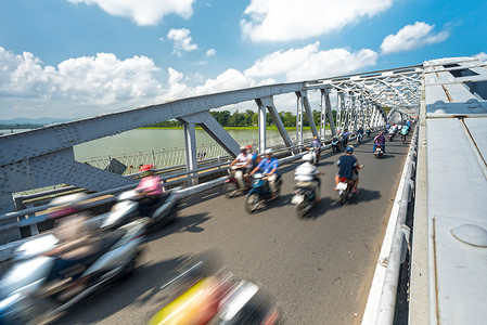 桥越南摄影照片_人们在顺化、越南、亚洲的桥上骑自行车。