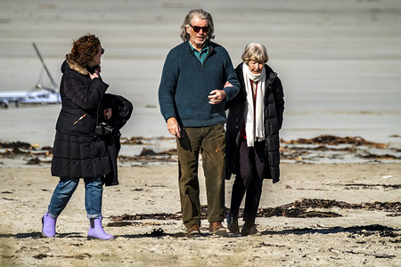 斯皮尔斯摄影照片_爱尔兰多尼戈尔郡波特诺 — 2023 年 3 月 7 日：《情书》正在海滩上拍摄，由皮尔斯·布鲁斯南、加布里埃尔·伯恩、海伦娜·博纳姆·卡特、菲恩·奥·谢伊、安·斯凯利主演