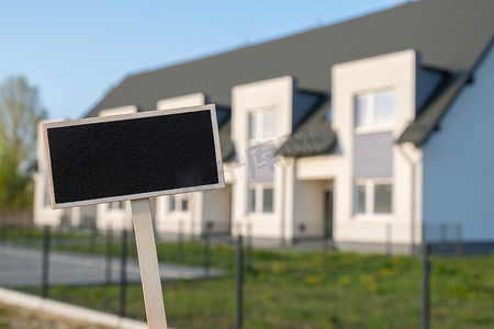 真实黑板摄影照片_针对公寓家庭住宅的空白黑色广告牌空样机模板黑板标签在联排别墅。