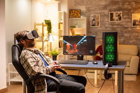 职业玩家使用 VR 耳机在功能强大的 PC 上玩