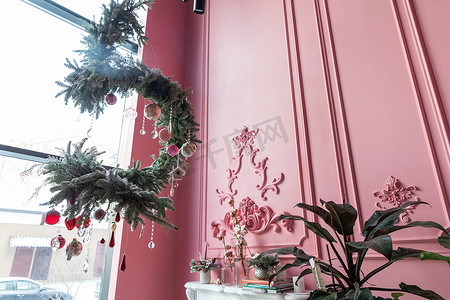 时尚的粉红色内饰，带有大全景窗户和前景的新年挂画