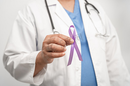 天猫紫色海报摄影照片_有紫色丝带的亚洲女医生，阿尔茨海默病日的标志，胰腺癌，癫痫，狼疮。