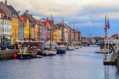 丹麦哥本哈根 Nyhavn 码头与彩色建筑和船只的景观