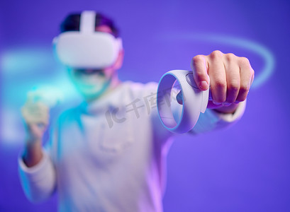 中元节鬼混摄影照片_虚拟现实、元宇宙和人类在游戏中与 vr 眼镜为未来的网络 3d 世界战斗。