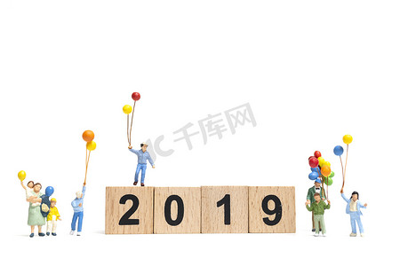2019全新摄影照片_微型人物：2019 号快乐家庭拿着气球