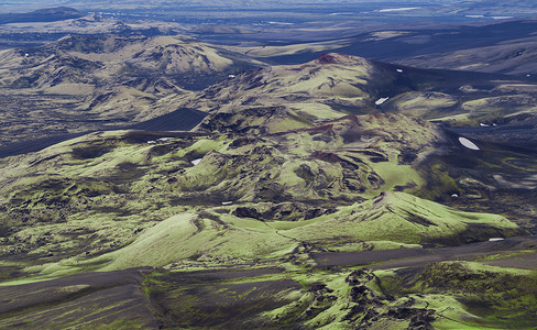 绿色加黄色摄影照片_冰岛 Lakagigar 的彩色火山景观，Laki 火山火山口链，山上覆盖着绿色和黄色的地衣