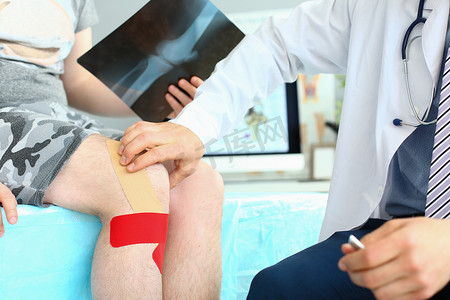 膝关节损伤患者在骨科医生预约时膝关节带 kinesio 胶带的 X 射线图像