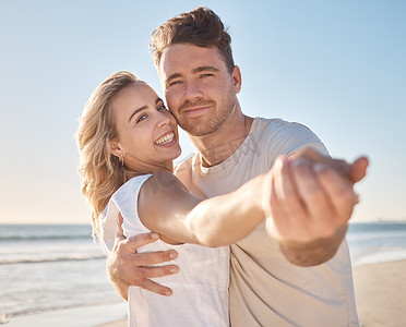 情侣，肖像微笑和拥抱，在暑假期间在海滩上结合在一起以获得爱、关怀或支持。
