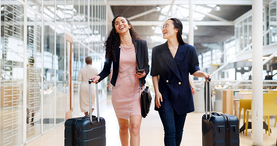 商务女性、电话和带着行李行走在工作场所的工作旅行伙伴关系中。
