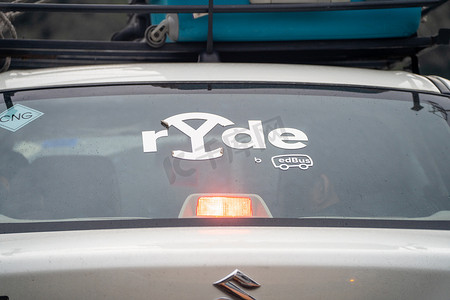 城际摄影照片_带有 Ryde by Redbus 贴纸的轿车是一辆出租车，招呼初创公司，用于商务、度假或娱乐的城际旅行