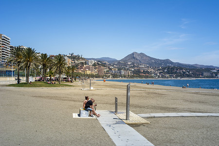 在西班牙安达卢西亚马拉加的 La Malagueta 海滩上欣赏阳光明媚的日子，夏季天空晴朗